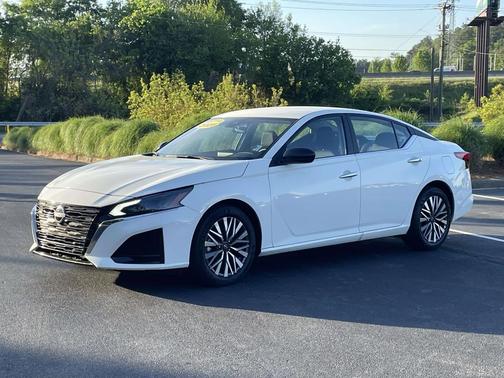 Glacier White 2025 Nissan Altima SV FWD