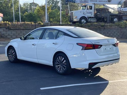 Glacier White 2025 Nissan Altima SV FWD