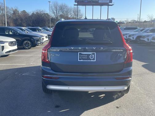 2022 Volvo XC90 T6 Momentum