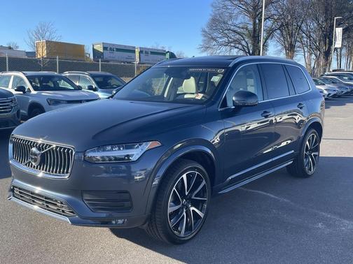 2022 Volvo XC90 T6 Momentum