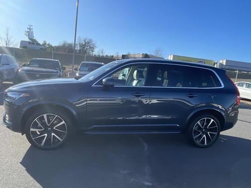 2022 Volvo XC90 T6 Momentum