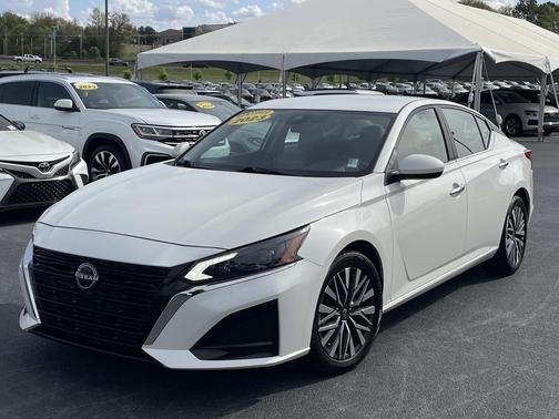 Pearl White Tricoat 2023 Nissan Altima 2.5 SV