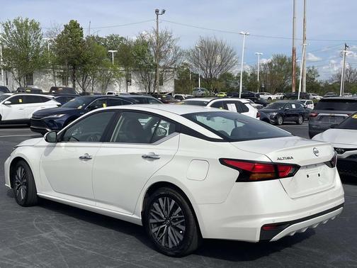 Pearl White Tricoat 2023 Nissan Altima 2.5 SV