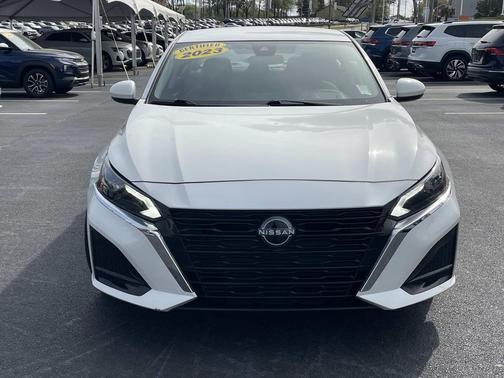 Pearl White Tricoat 2023 Nissan Altima 2.5 SV