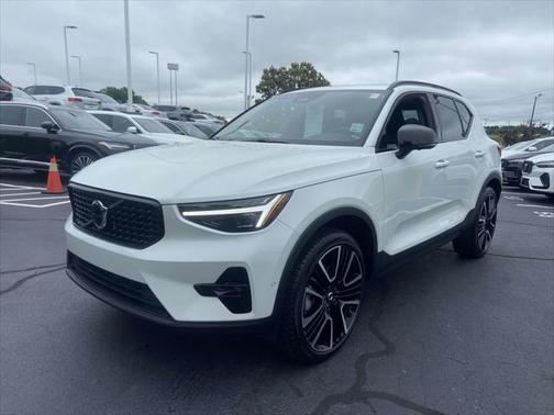 2025 Volvo XC40 B5 Ultra Dark Theme