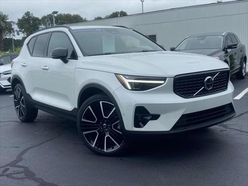 2025 Volvo XC40 B5 Ultra Dark Theme