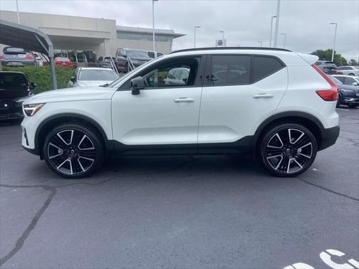 2025 Volvo XC40 B5 Ultra Dark Theme