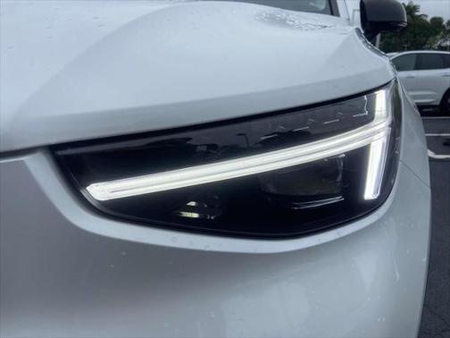 2025 Volvo XC40 B5 Ultra Dark Theme