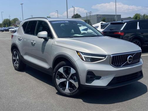2025 Volvo XC40 B5 Plus Bright Theme