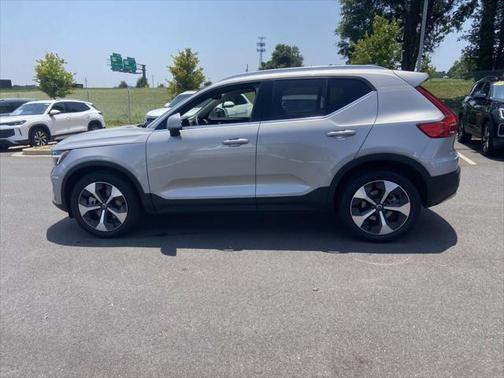 2025 Volvo XC40 B5 Plus Bright Theme