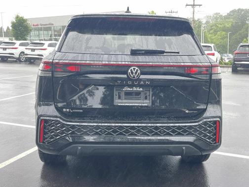 deep black pearl 2026 Volkswagen Tiguan 2.0T SEL R-Line 4MOTION
