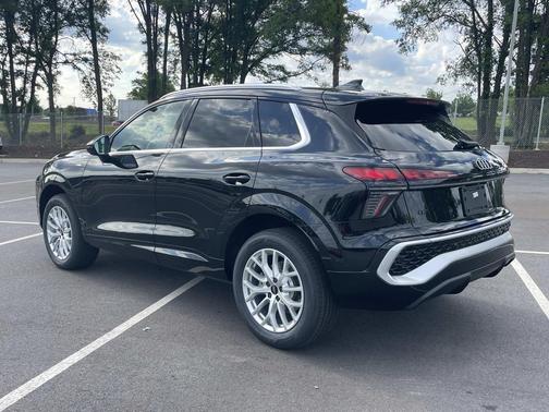 Mythos Black Metallic 2026 Audi Q3 TFSI quattro S tronic