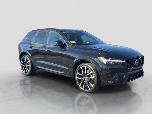 2023 Volvo XC60 B5 Ultimate Dark Theme