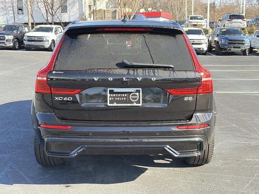 2023 Volvo XC60 B5 Ultimate Dark Theme