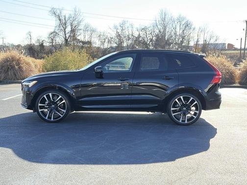 2023 Volvo XC60 B5 Ultimate Dark Theme