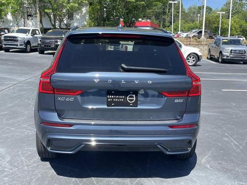 2024 Volvo XC60 B5 Core Dark Theme