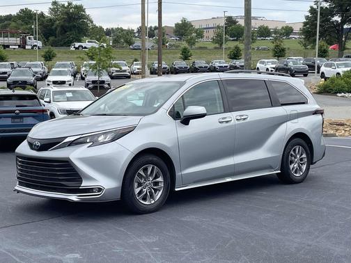 Celestial Silver Metallic 2024 Toyota Sienna XLE