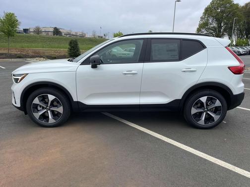 2025 Volvo XC40 B5 Plus Dark Theme