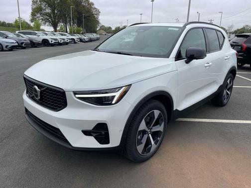 2025 Volvo XC40 B5 Plus Dark Theme