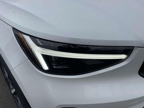 2025 Volvo XC40 B5 Plus Dark Theme