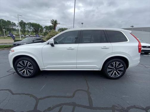 2022 Volvo XC90 T6 Momentum