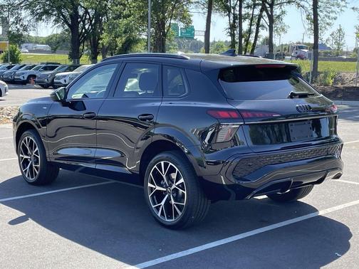 Mythos Black Metallic 2026 Audi Q3 TFSI quattro S tronic