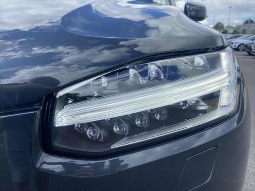 2022 Volvo XC90 T6 Momentum