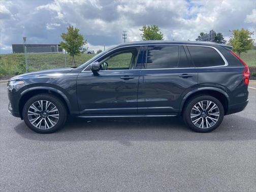 2022 Volvo XC90 T6 Momentum