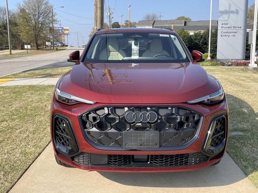 Grenadine Red Metallic 2026 Audi Q5 2.0T Technik