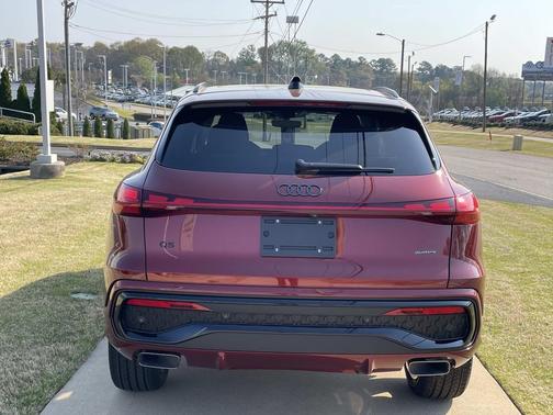 Grenadine Red Metallic 2026 Audi Q5 2.0T Technik
