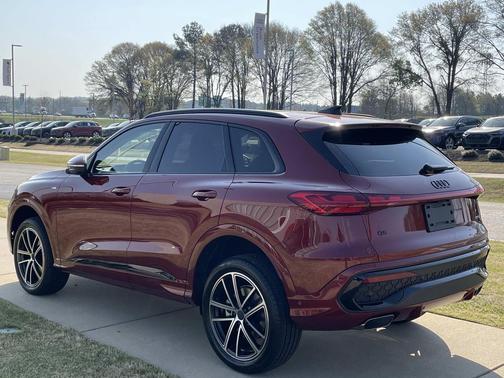 Grenadine Red Metallic 2026 Audi Q5 2.0T Technik