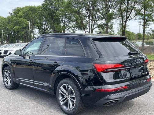 Mythos Black Metallic 2026 Audi Q7 45 Premium