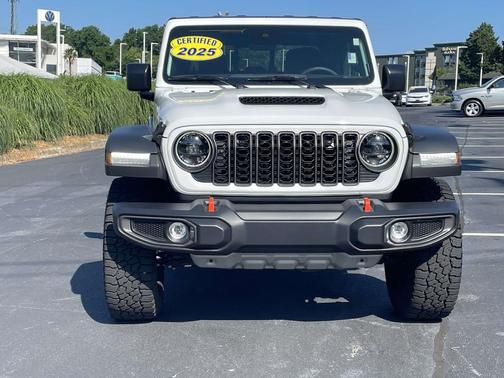 Bright White Clearcoat 2025 Jeep Gladiator Mojave 4x4