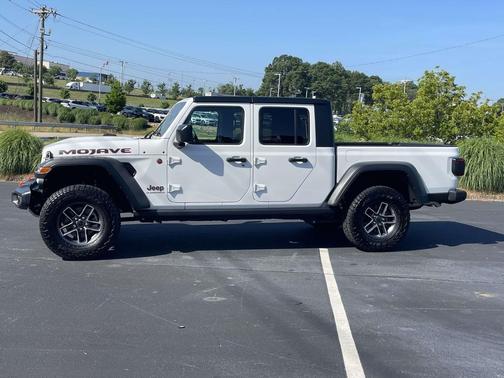 Bright White Clearcoat 2025 Jeep Gladiator Mojave 4x4