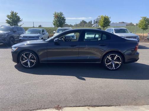 2024 Volvo S60 B5 Plus Dark Theme