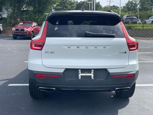 Crystal White Metallic 2020 Volvo XC40 T5 R-Design