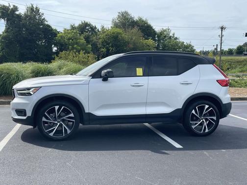 Crystal White Metallic 2020 Volvo XC40 T5 R-Design