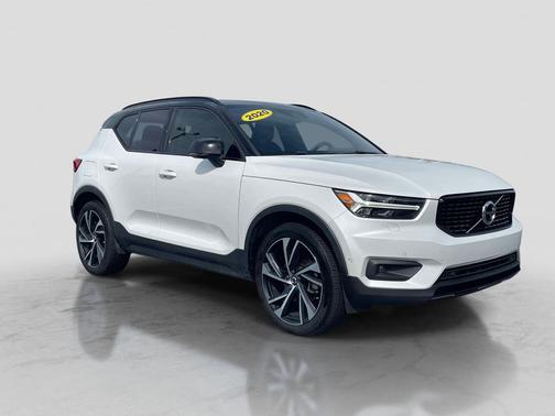 Crystal White Metallic 2020 Volvo XC40 T5 R-Design