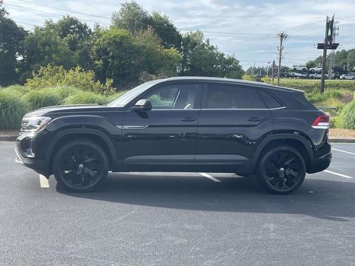 Deep Black Pearl 2025 Volkswagen Atlas Cross Sport 2.0T SE w/Technology