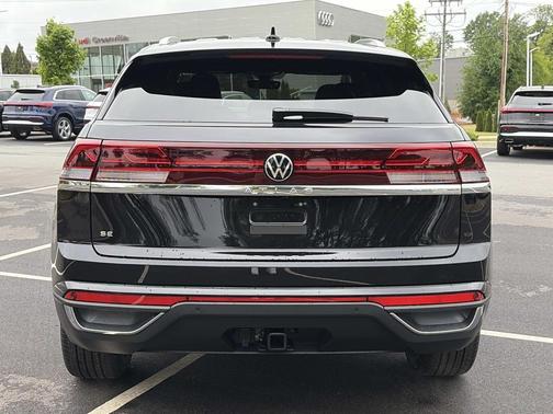 Deep Black Pearl 2026 Volkswagen Atlas Cross Sport 2.0T SE w/Technology