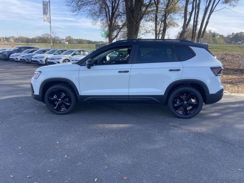 2026 Volkswagen Taos SE Black