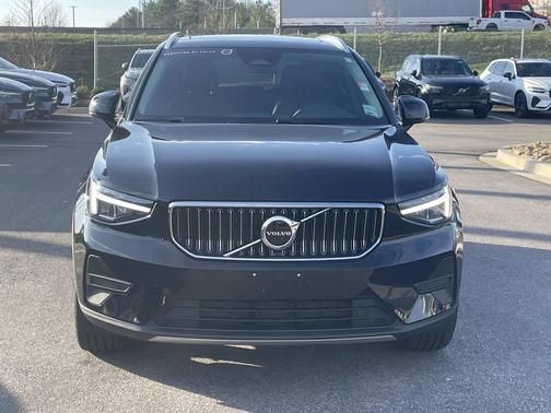 2025 Volvo XC40 B5 Core Bright Theme