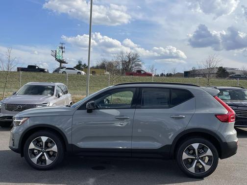2026 Volvo XC40 Plus, B5 AWD Gas (mild hybrid), Dark