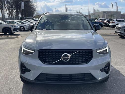 2026 Volvo XC40 Plus, B5 AWD Gas (mild hybrid), Dark