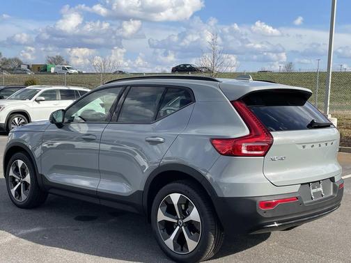 2026 Volvo XC40 Plus, B5 AWD Gas (mild hybrid), Dark