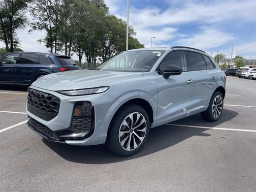 Arrow Gray Pearl Effect 2026 Audi Q3 TFSI quattro S tronic