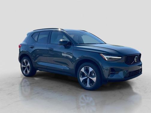 Forest Lake 2026 Volvo XC40 Plus, B5 AWD Gas (mild hybrid), Dark