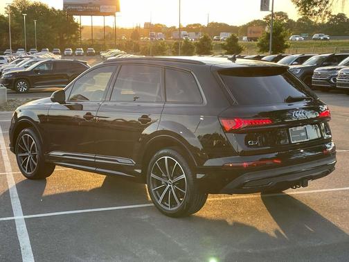 Mythos Black Metallic 2022 Audi Q7 55 Premium Plus