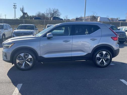 2023 Volvo XC40 B5 Plus Bright Theme