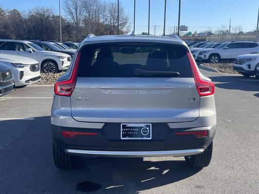 2023 Volvo XC40 B5 Plus Bright Theme